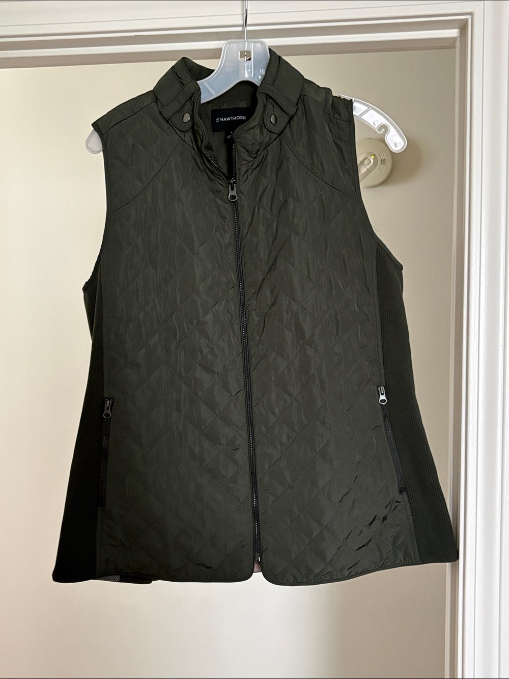 NWOT Lightweight Quilted Sleeveless Vest in Olive